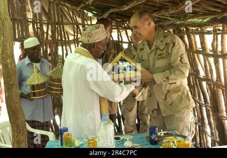 Marine DES ÉTATS-UNIS le Sultan de Tajourra, Abdoulaker Moumat Houmed, accueille le contre-amiral Richard W. Hunt à sa maison pour un échange cérémonial de cadeaux et des discussions partagées. Banque D'Images