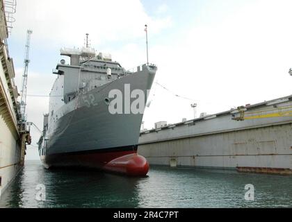 US Navy le navire d'atterrissage amphibie USS Pearl Harbor (LSD 52), se trouve sur des blocs, tandis que le quai flottant commence son lent décent, permettant à Pearl Harbor de revenir au service actif. Banque D'Images