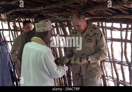 Marine AMÉRICAINE le Sultan de Tajourra Abdoulaker Moumat Houmed, à gauche, accueille le commandant de la Force opérationnelle interarmées combinée de la Corne de l'Afrique l'ADM arrière Richard W. Hunt à son domicile près de Tajourra, Djibouti pour le déjeuner et un ceremon. Banque D'Images