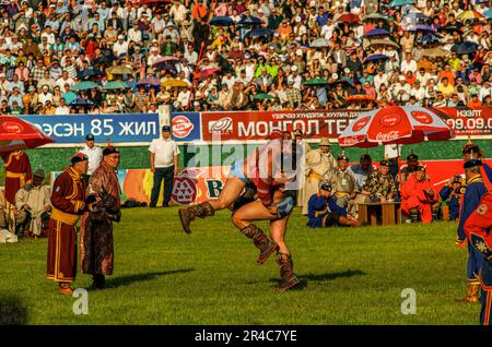 Les lutteurs mongols lors des retraits, Lantern Festival, Stade National, Ulaanbaatar, Mongolie. © Kraig Lieb Banque D'Images