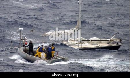 US Navy Un bateau gonflable à coque rigide (RHIB) du croiseur à missiles guidés USS Vella Gulf (CG 72) de Norfolk retourne à un voilier handicapé après avoir secouru deux membres d'équipage néerlandais. Banque D'Images