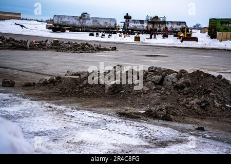 Des cratères simulés créés pour les membres de l'escadron du génie civil 114th afin de pratiquer des opérations rapides de réparation de piste pendant l'exercice de Trident Lobo à Hector Field, Dakota du Nord 31 mars 2023. Hector Field a été créé comme une station d'exploitation avant simulée dans un pays ami afin de donner aux aviateurs la chance de pratiquer des opérations d'urgence et des communications en temps de guerre dans un endroit éloigné. Banque D'Images