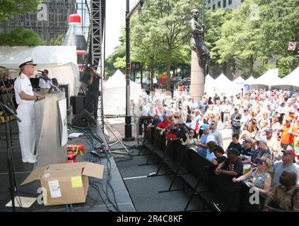 BRIAN C. Prindle, commandant de la Marine AMÉRICAINE, Groupe de patrouille et de reconnaissance, a prononcé un discours d’ouverture au début de Food Lion Speed Street. Banque D'Images