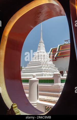 Fenêtres rondes d'ubosoot (salle d'ordination) de Wat Thong Noppphakhun, temple bouddhiste thaïlandais à Khlong San, Bangkok, Thaïlande Banque D'Images