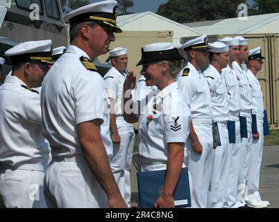 LA classe Mate 2nd DE LA MARINE AMÉRICAINE salute après avoir reçu l'étoile de bronze avec le dispositif de distinction de combat. Banque D'Images