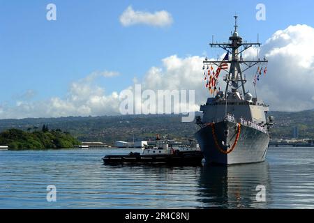 MARINE AMÉRICAINE le destroyer à missiles guidés USS Chung-Hoon (DDG 93) retourne à Pearl Harbor après un déploiement inaugural de quatre mois. Banque D'Images