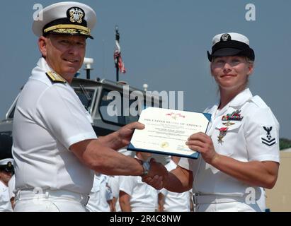 LA classe Mate 2nd DE LA MARINE AMÉRICAINE reçoit l'étoile de bronze avec le dispositif de distinction de combat. Banque D'Images