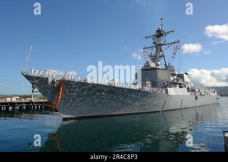 MARINE AMÉRICAINE le destroyer à missiles guidés USS Chung-Hoon (DDG 93) retourne à Pearl Harbor après un déploiement inaugural de quatre mois. Banque D'Images