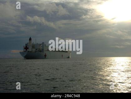 US Navy les États-Unis Navire-hôpital USNS Mercy (T-AH 19) du Commandement militaire du transport maritime (SMC) de la Marine. Banque D'Images