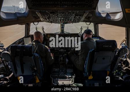 Les pilotes affectés à l'aile de transport aérien de 105th de la Garde nationale aérienne de New York effectuent des procédures de vol en amont à bord de leur C-17 Globemaster à la base de réserve aérienne de mars en Californie, sur 1 avril 2023, avant de transporter des aviateurs affectés à l'aile d'attaque de 163D pour exercer Balikatan aux Philippines. Le 163D sera le premier élément de l'intégration à grande échelle d'une plate-forme sans pilote dans l'espace aérien des Philippines. Ils travailleront de concert avec les Forces armées des Philippines (AFP) pour fournir des services de renseignement, de surveillance, de reconnaissance, de sensibilisation au domaine maritime et de simulation Banque D'Images