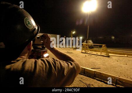 LA classe US Navy Utilesman 2nd attribuée au NMCB-7 (NMCB) utilise un niveau Dumpy pour s'assurer que les formes en bois sont placées uniformément avant le placement du conc. Banque D'Images