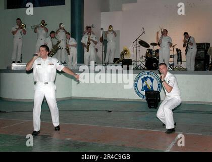 US Navy Petty Officer 2nd Class et Navy Petty Officer 3rd Class chantent lors d'un spectacle avec les États-Unis Groupe Navy Show. Banque D'Images