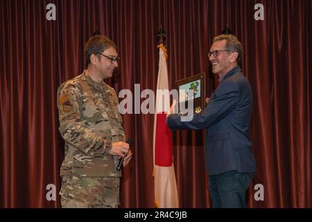 ÉTATS-UNIS Andrew Roddan, commandant de l'escadre du transport aérien 374th, présente à David Weiss, un scénariste nommé Oscar et Emmy, un cadeau pour s'entretenir avec les membres du service de la prière et de la foi dans le cadre du déjeuner national de prière à la base aérienne de Yokota, au Japon, au 23 mars 2023. Cette année, des participants de la région Indo-Pacifique se sont réunis pour observer diverses pratiques religieuses. Les services comprenaient des lectures sacrées des confessions juives, chrétiennes et musulmanes. Prière pour les nations, et prière au-dessus des forces militaires des États-Unis et du Japon s'accompagnaient. Banque D'Images