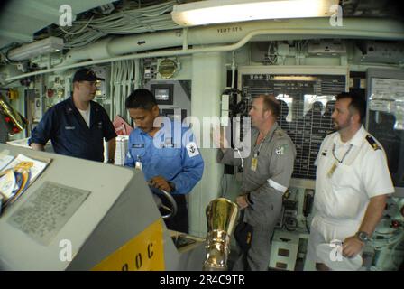 LE QUARTERMASTER 1st DE LA MARINE AMÉRICAINE, affecté au navire de guerre contre la mine USS Patriot (MCM 7), discute des subtilités du pont avec le personnel de la Marine de Malaisie et d'Australie Banque D'Images