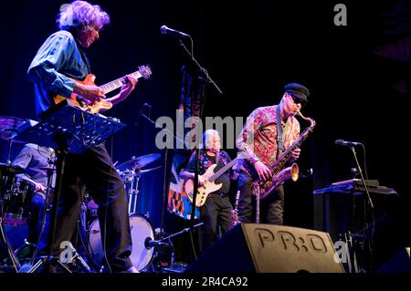 Groupe de jazz-rock vétéran Soft machine, Leeds, 27 mai 2023. John Etheridge (gtr), Theo Travis (sax,keys), Asaf Sirkis (batterie), Fred Baker (basse) Banque D'Images
