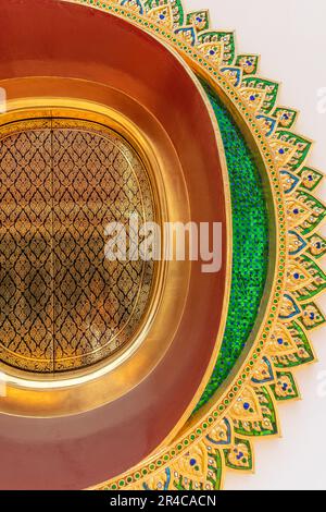 Fenêtres rondes d'ubosoot (salle d'ordination) de Wat Thong Noppphakhun, temple bouddhiste thaïlandais à Khlong San, Bangkok, Thaïlande. Détails. Banque D'Images