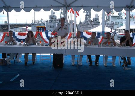 Le commandant DE la Marine AMÉRICAINE, Carrier Strike Group Three, adjoint de l'arrière Kevin Quinn, parle lors d'un déjeuner d'éducateur à bord du destroyer de missile guidé USS John Paul Jones (DDG 53). Banque D'Images