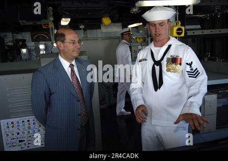 LA classe 1st du QUARTERMASTER DE LA MARINE AMÉRICAINE donne au secrétaire de la Marine (SECNAV) l'honorable Donald C. Winter une visite du pont Banque D'Images