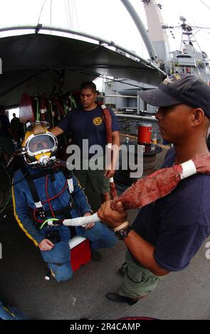 LE chef DE la marine AMÉRICAINE Diver est sur place pour être appelé à bord du navire de sauvetage et de sauvetage USS Salvor (ARS 52). Banque D'Images