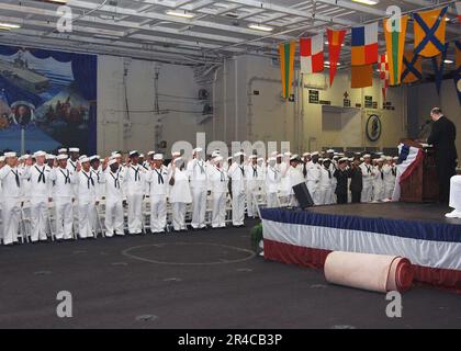 LES marins, les Marines et les soldats de la Marine AMÉRICAINE prennent le serment de citoyenneté donné par les États-Unis Services de citoyenneté et d'immigration. Banque D'Images