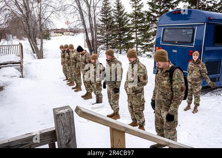 Les aviateurs de l'aile 114th forment une équipe de recherche et de récupération après une simulation d'attaque lors de l'exercice de Trident Lobo à Hector Field, Dakota du Nord, 31 mars 2023. Hector Field a été créé comme une station d'exploitation avant simulée dans un pays ami afin de donner aux aviateurs la chance de pratiquer des opérations d'urgence et des communications en temps de guerre dans un endroit éloigné. Banque D'Images