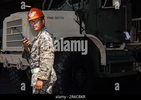 ÉTATS-UNIS Le Cpl. Arturo Juarezlopez, un spécialiste du soutien à l'atterrissage du 3rd Bataillon de soutien à l'atterrissage, communique par radio lors d'un déchargement de la Force de prépositionnement maritime en préparation pour le Balikatan 23 au port de Subic Bay (Philippines) sur 26 mars 2023. Balikatan est un exercice annuel entre les forces armées des Philippines et l'armée américaine visant à renforcer l'interopérabilité bilatérale, les capacités, la confiance et la coopération bâtie sur des décennies d'expériences partagées. Banque D'Images