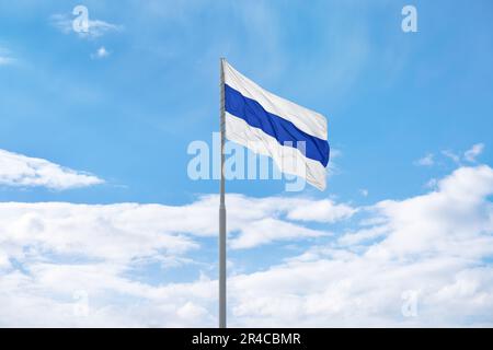 Le drapeau russe de protestation anti-guerre blanc-bleu-blanc agite devant le ciel bleu et les nuages. Banque D'Images