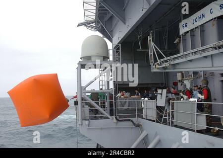 LE personnel DU département DES armes DE la Marine AMÉRICAINE libère un ballon gonflable connu sous le nom de tomate tueur à bord du porte-avions de la classe Nimitz USS John C. Stennis (CVN 74). Banque D'Images