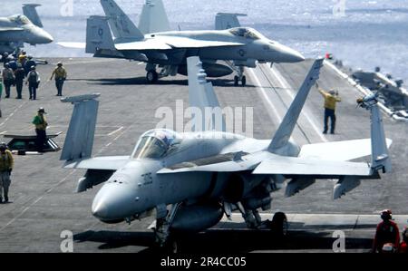 LES directeurs du pont DE l'US Navy Flight signalent l'appareil en position à bord du porte-avions de la classe Nimitz USS Ronald Reagan (CVN 76) en vue du lancement pendant l'exercice Valiant Shield 2006. Banque D'Images