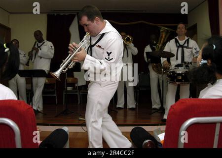 LA classe 3rd du musicien DE la Marine AMÉRICAINE, de concert avec d'autres membres de la septième bande de la flotte, se produit au cours d'un projet de service communautaire. Banque D'Images