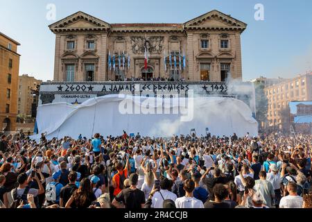 Marseille, France. 26th mai 2023. Une immense bannière a été dévoilée aux supporters de l'Olympique de Marseille pour célébrer les 30 ans de victoire de la coupe d'Europe. Il y a 30 ans, sur 26 mai 1993, l'Olympique de Marseille a battu l'AC Milan (1-0) à Munich en finale de la Ligue des Champions et a remporté le trophée des coupes européennes les plus prestigieuses. Pour célébrer cet anniversaire des champions européens, les supporters de Marseille se sont rassemblés devant l'hôtel de ville où une immense bannière a été dévoilée. (Photo de Denis Taust/SOPA Images/Sipa USA) crédit: SIPA USA/Alay Live News Banque D'Images