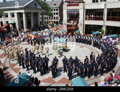 LE chef de la petite officier DE la Marine AMÉRICAINE (CPO) a sélectionné Anchors devant des centaines de spectateurs dans Quincy Market, au cours de leur formation de 3rd jours à la direction de CPO. Banque D'Images