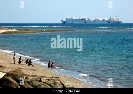 US Navy le navire-hôpital militaire de la Marine USNS Mercy (T-AH 19) termine sa dernière journée de mission d'assistance humanitaire, médicale et civique. Banque D'Images