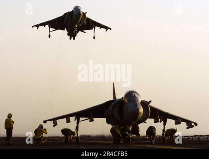 LES directeurs de pont DE vol DE LA MARINE AMÉRICAINE affectés à la division V-1 lancent un avion-avion AV-8B Harrier à partir du pont de vol de l'USS Iwo Jima (LHD 7). Banque D'Images