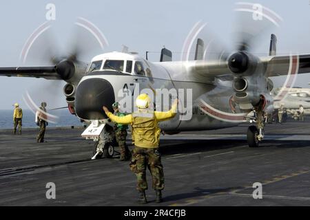 US Navy Aviation le compagnon Airman de Boatswain dirige un C-2A Greyhound. Banque D'Images