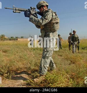 US Navy U.S. Le SPC. De l'armée avec la Compagnie Alpha, 1st Bataillon, 68th Armored Regiment, 3rd Heavy Brigade combat Team, 4th Infantry Division, démontre aux soldats de l'armée iraquienne des compétences en matière de tir. Banque D'Images