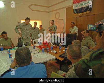 LA Marine AMÉRICAINE les dirigeants de la province irakienne rencontrent les États-Unis Colonel de l'armée le commandant de l'équipe de combat de la brigade lourde 3rd, et Ra 'ad Rasheed Hameed, le gouverneur de Diyala. Banque D'Images