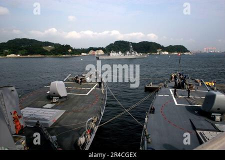 LES copains DE la Marine AMÉRICAINE Boatswain à bord des destroyers de missiles guidés USS Stethem (DDG 63) (à gauche) et USS Fitzgerald (DDG 62) se préparent à prendre des files d'attente alors que The Stethem se prépare à partir de son homeport in. Banque D'Images