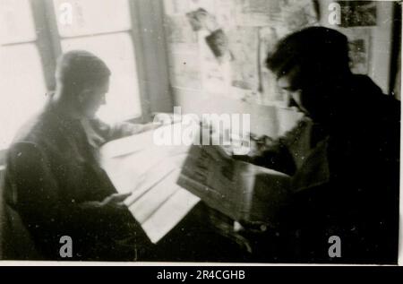 Le photographe SS Ahrens saisit l'intensité et la brutalité des opérations de Kavallerie en Russie en mai et juin 1943, offrant un aperçu des sombres réalités de la guerre à travers son optique. Officiers supérieurs en uniforme avec prix, soldats blessés à l'hôpital de guerre; soldats avec des civils russes; cérémonies de remise de prix, paysages, scierie, exercice de table de terrain, Positions de combat, soldats se détendant et nageant, entraînement sur le terrain de l'équipe d'infanterie, matériel de propagande distribué aux civils russes, village en feu, unité d'armes à feu d'assaut, scènes de casernes de terrain. Images illustrant Banque D'Images