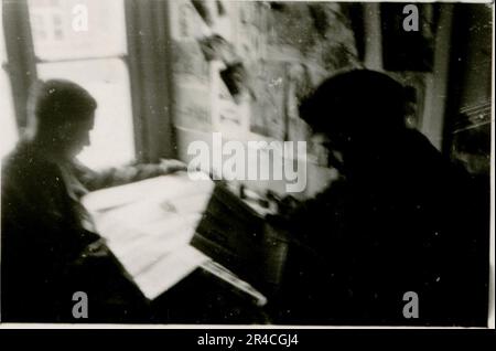 Le photographe SS Ahrens saisit l'intensité et la brutalité des opérations de Kavallerie en Russie en mai et juin 1943, offrant un aperçu des sombres réalités de la guerre à travers son optique. Officiers supérieurs en uniforme avec prix, soldats blessés à l'hôpital de guerre; soldats avec des civils russes; cérémonies de remise de prix, paysages, scierie, exercice de table de terrain, Positions de combat, soldats se détendant et nageant, entraînement sur le terrain de l'équipe d'infanterie, matériel de propagande distribué aux civils russes, village en feu, unité d'armes à feu d'assaut, scènes de casernes de terrain. Images illustrant Banque D'Images