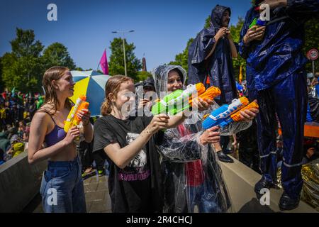 LES militants DE LA RÉBELLION DE LA HAYE - extinction bloquent les A12 à la Haye pour la septième fois. Avec cette action, XR s'oppose aux subventions aux énergies fossiles. Au cours du dernier blocus sur 11 mars, quelque 700 activistes ont été arrêtés. ANP PHIL NIJHUIS pays-bas Out - belgique Out Credit: ANP/Alay Live News Banque D'Images