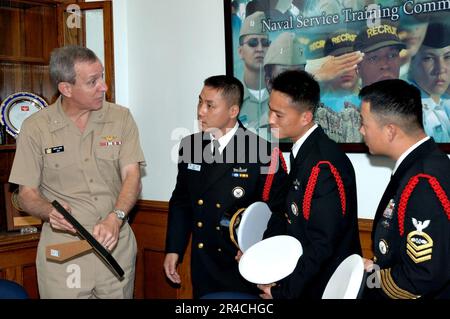 Gary R. Jones, commandant DE la Marine AMÉRICAINE, Commandement de l’instruction du Service naval, sous-ministre adjoint, présente ses souvenirs de bureau aux instructeurs de forage de quartier-maître en chef de la Marine coréenne. Banque D'Images