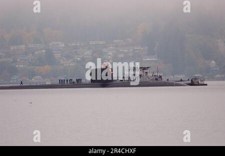061028-N-1683M-003 Port Orchard, Washington (28 octobre 2006) - les manutentionnaires de ligne s'assemblent à l'extrémité tandis que le sous-marin d'attaque rapide de classe Los Angeles USS Honolulu (SSN 718) s'introduit dans la base navale de Kitsap. Honolulu, commissionné en 1985, est revenu à la maison ce matin après sa dernière patrouille. ÉTATS-UNIS Photo de la Marine par Jerry McLain, spécialiste principal en communication de masse (PUBLIÉ) Banque D'Images