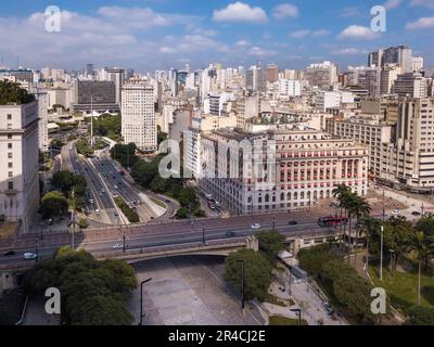 Belle vue aérienne de drone sur la place de la vallée d'Anhangabau, viaduto do cha et les bâtiments classiques de la ville de Sao Paulo en été ensoleillé jour. Brésil. Banque D'Images