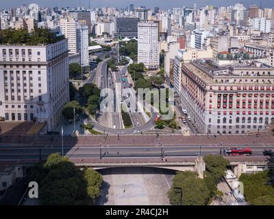 Belle vue aérienne de drone sur la place de la vallée d'Anhangabau, viaduto do cha et les bâtiments classiques de la ville de Sao Paulo en été ensoleillé jour. Brésil. Banque D'Images