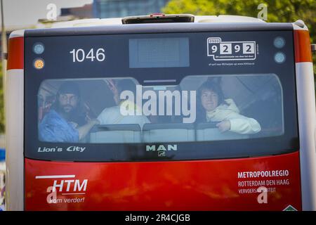 LA HAYE - a enlevé et détenu des militants de la rébellion en captivité dans un autobus lors d'un blocus sur les A12 à la Haye pour la septième fois. Avec cette action, XR s'oppose aux subventions aux énergies fossiles. Au cours du dernier blocus sur 11 mars, quelque 700 activistes ont été arrêtés. ANP SEM VAN DER WAL pays-bas Out - belgique Out crédit: ANP/Alay Live News Banque D'Images