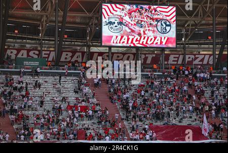 Leipzig, Allemagne. 27th mai 2023. Football: Bundesliga, Matchday 34, RB Leipzig - FC Schalke 04 à la Red Bull Arena. Les premiers fans arrivent au stade. Crédit : Jan Woitas/dpa - REMARQUE IMPORTANTE : Conformément aux exigences de la DFL Deutsche Fußball Liga et de la DFB Deutscher Fußball-Bund, il est interdit d'utiliser ou d'avoir utilisé des photos prises dans le stade et/ou du match sous forme de séquences et/ou de séries de photos de type vidéo./dpa/Alay Live News Banque D'Images