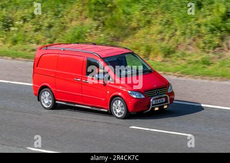 2023 MERCEDES VITO 111 CDI COMPACT LCV commercial Diesel 2148 cc van ; voyageant à grande vitesse sur l'autoroute M6 dans le Grand Manchester, Royaume-Uni Banque D'Images