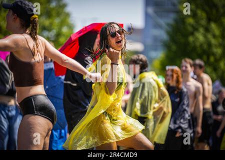 LES militants DE LA RÉBELLION DE LA HAYE - extinction bloquent les A12 à la Haye pour la septième fois. Avec cette action, XR s'oppose aux subventions aux énergies fossiles. Au cours du dernier blocus sur 11 mars, quelque 700 activistes ont été arrêtés. ANP PHIL NIJHUIS pays-bas Out - belgique Out Credit: ANP/Alay Live News Banque D'Images