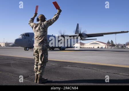 L'aviateur de classe 1st Gabriel Hauri, chef d'équipage du 374th Escadron de maintenance, dirige un C-130J Super Hercules affecté au 36th Escadron de transport aérien lors de l'exercice Airborne 2023 à la base aérienne de Yokota, au Japon, le 31 janvier 2023. Neuf avions C-130J affectés à la base aérienne de Yokota et à la base aérienne de Little Rock, Arkansas, ont été utilisés pour transporter environ 300 parachutistes JGSDF dans des zones de chute au champ d'entraînement de Higashi-Fuji pendant la partie de saut en ligne statique du personnel de l'exercice. Airborne 23 a présenté la capacité combinée entre les États-Unis et le Japon de déployer rapidement des forces conjointes tout en mettant l'accent sur leurs Banque D'Images